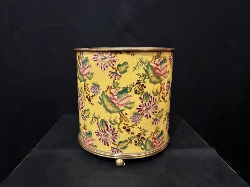 Complemento d'arredo Produzione artigianale Caspò coppa porcellana e bronzo - giallo con fiori